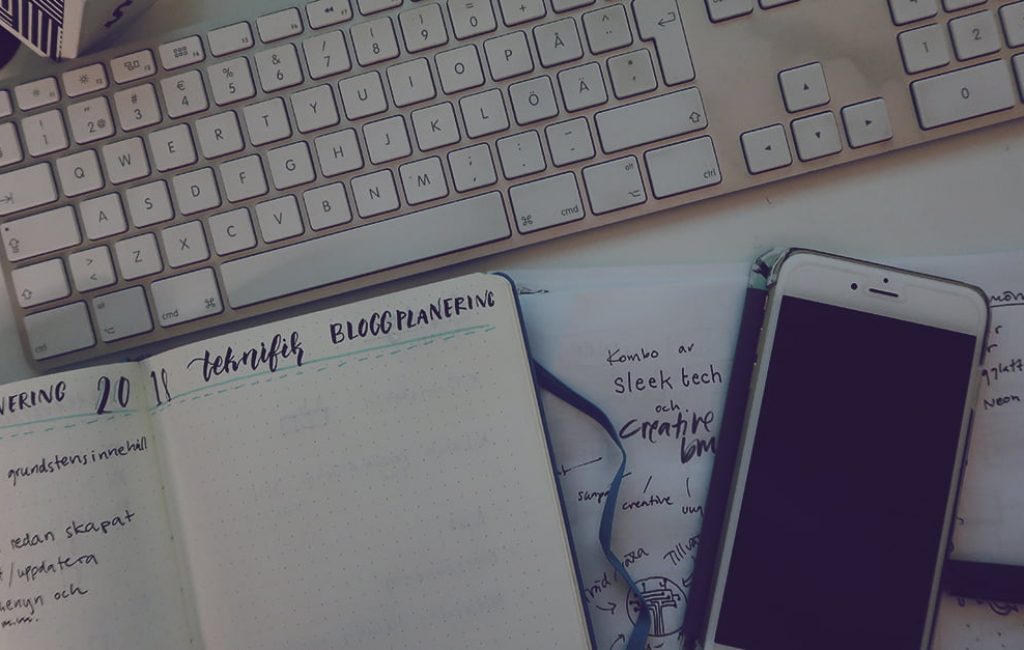 bujo-skrivbord-mobil-bloggplanering