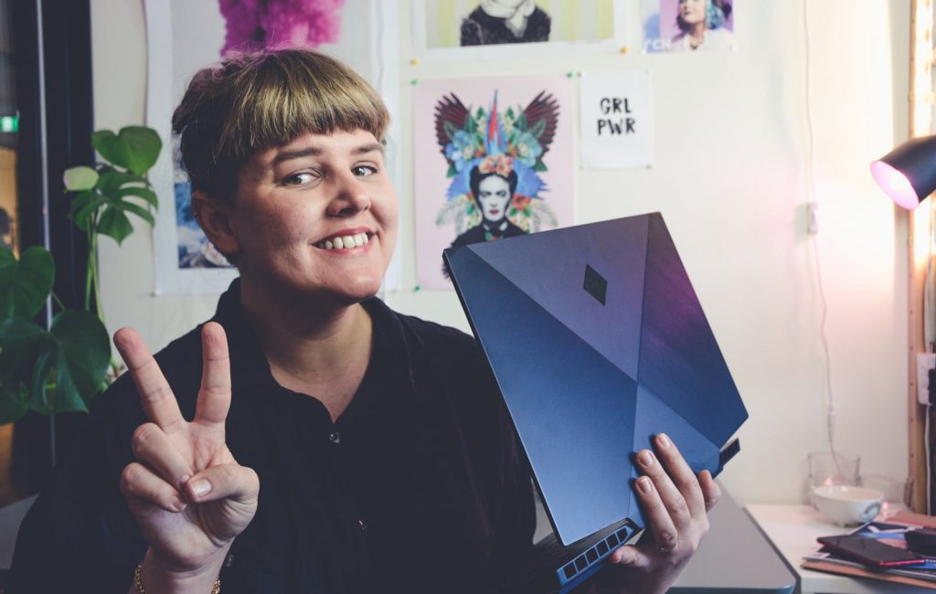 Elin Häggberg med en gaming laptop HP Omen 15 med Nvidia grafikkort