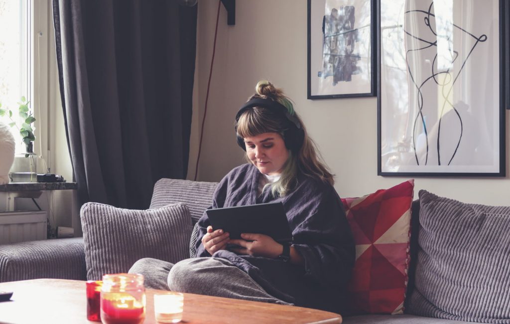 lenovo-yoga-smart-tab-google-assistant-streaming-9